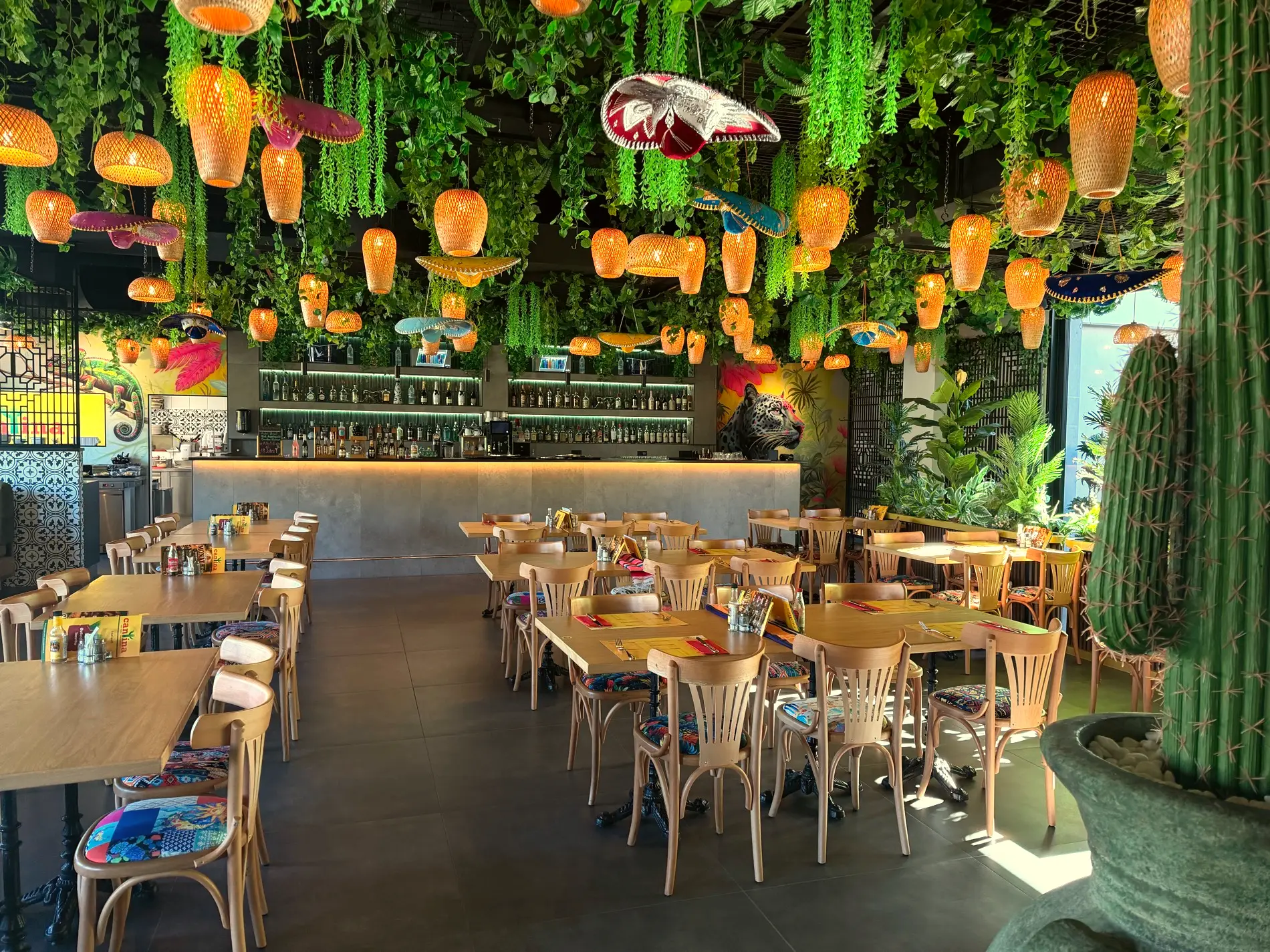 Der Gastraum der Cantina Tex-Mex mit Pflanzen, Lampions und Bar